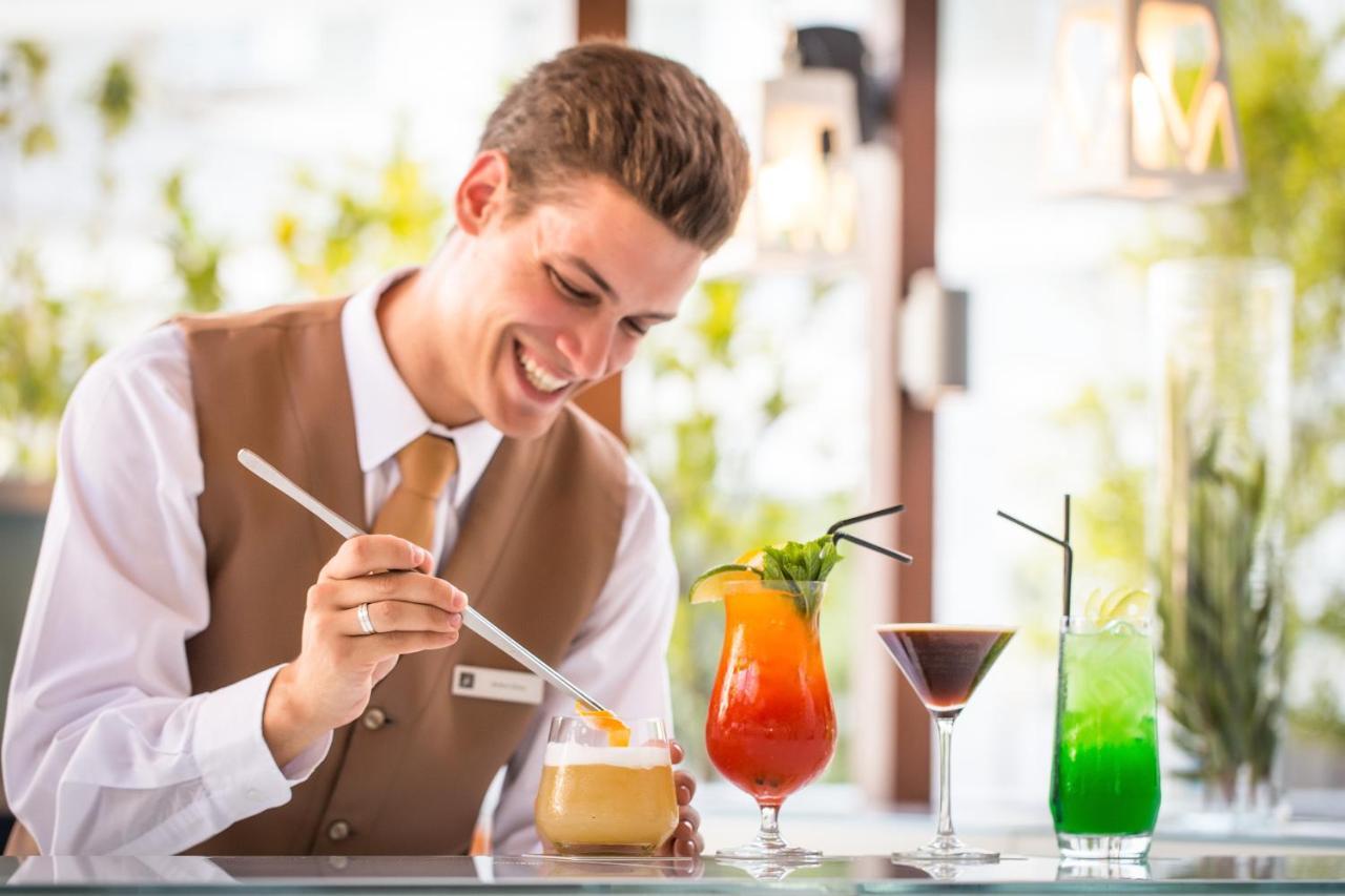 Epic Sana Lisboa Hotel Bagian luar foto A bartender using a digital tablet