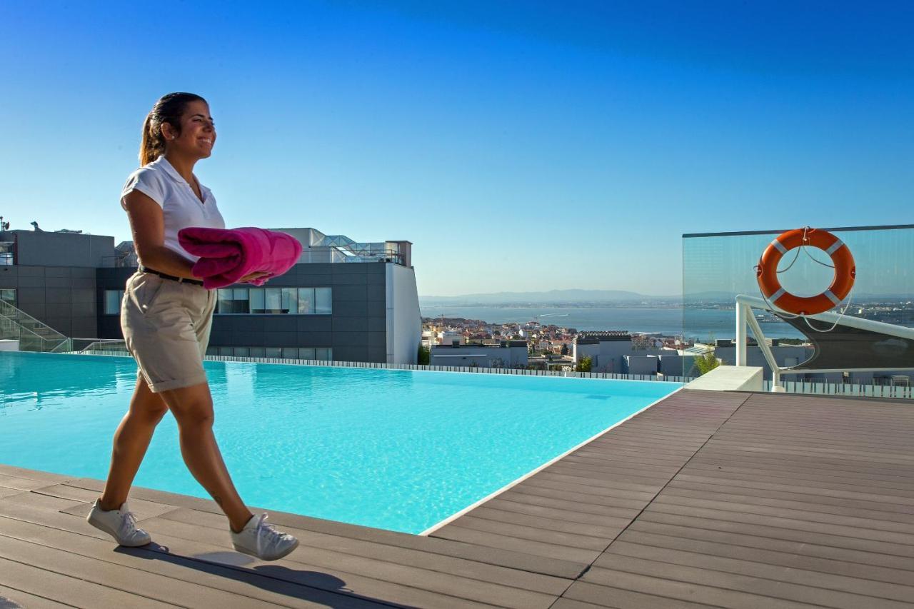 Epic Sana Lisboa Hotel Bagian luar foto The rooftop pool at the hotel