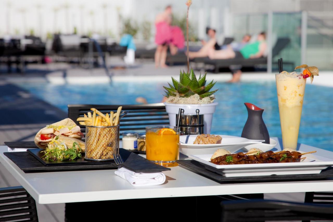 Epic Sana Lisboa Hotel Bagian luar foto Poolside dining at the hotel