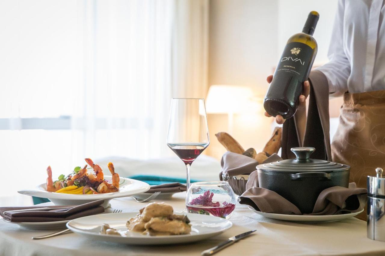 Epic Sana Lisboa Hotel Bagian luar foto A wine bottle being served